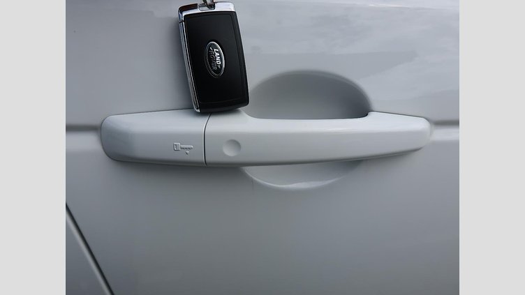 2024 認定中古車 Land Rover Discovery Sport フジホワイト D200マイルドハイブリッド（ディーゼル） 標準ホイール S