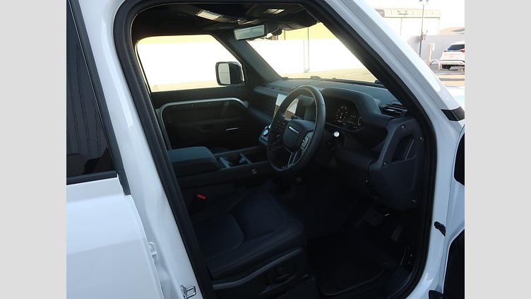 2025 認定中古車 Land Rover Defender 110 フジホワイト D350 ディーゼルマイルドハイブリッド X-Dynamic SE