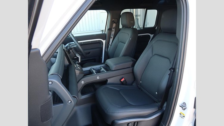2025 認定中古車 Land Rover Defender 110 フジホワイト D350 ディーゼルマイルドハイブリッド X-Dynamic SE