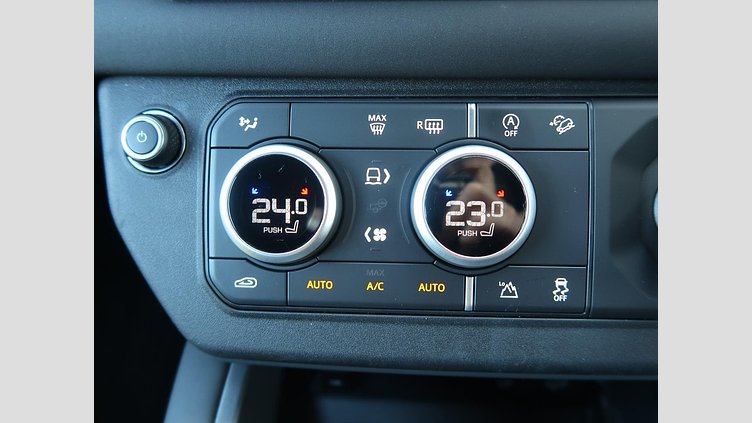 2025 認定中古車 Land Rover Defender 110 フジホワイト D350 ディーゼルマイルドハイブリッド X-Dynamic SE