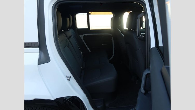 2025 認定中古車 Land Rover Defender 110 フジホワイト D350 ディーゼルマイルドハイブリッド X-Dynamic SE