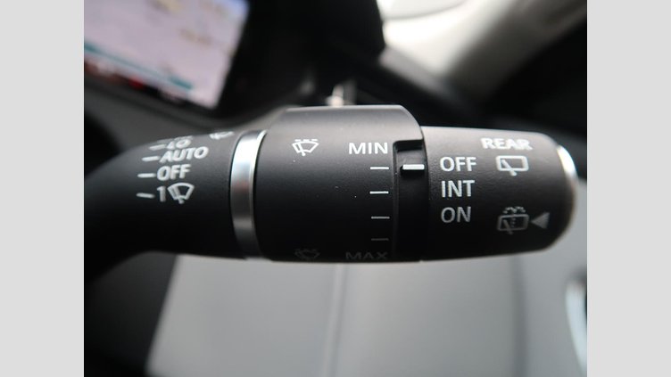 2024 認定中古車 Land Rover Range Rover Velar Fuji White 2.0 litre i4D​ ダイナミックSE