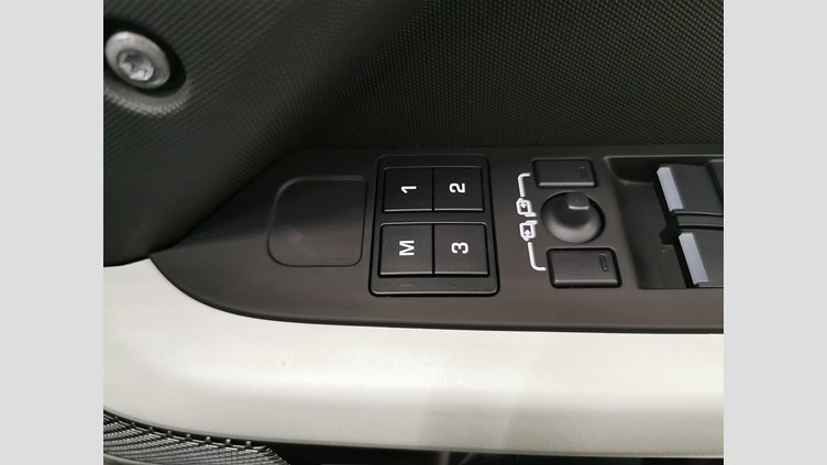 2024 認定中古車 Land Rover Defender 110 サントリーニブラック P300 AWD（AT） SE