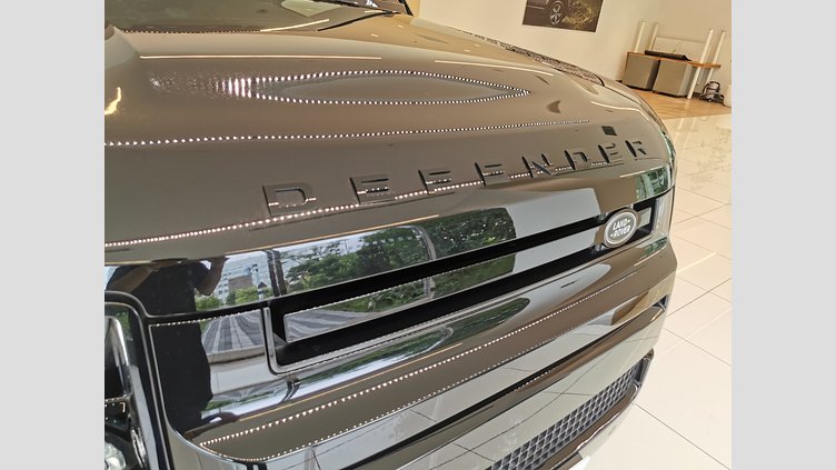 2024 認定中古車 Land Rover Defender 110 サントリーニブラック P300 AWD（AT） SE