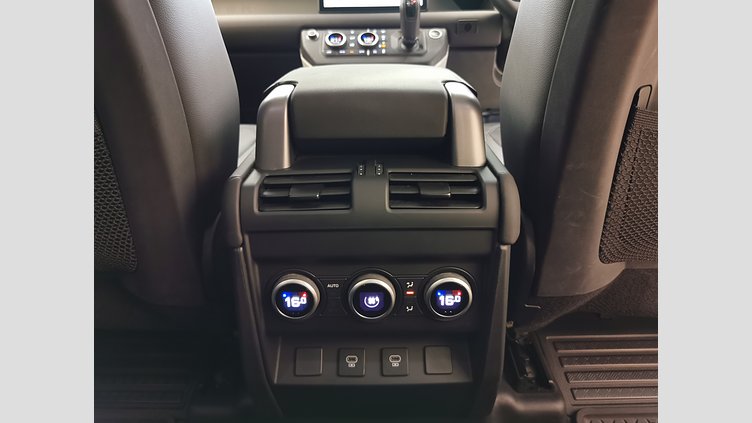 2024 認定中古車 Land Rover Defender 110 サントリーニブラック P300 AWD（AT） SE