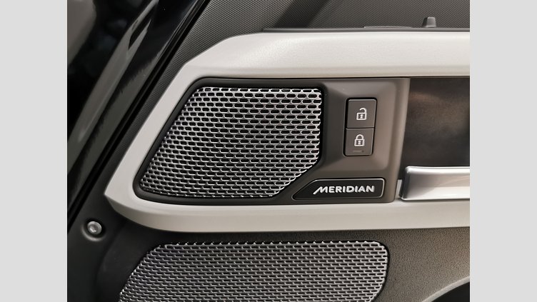2024 認定中古車 Land Rover Defender 110 サントリーニブラック P300 AWD（AT） SE
