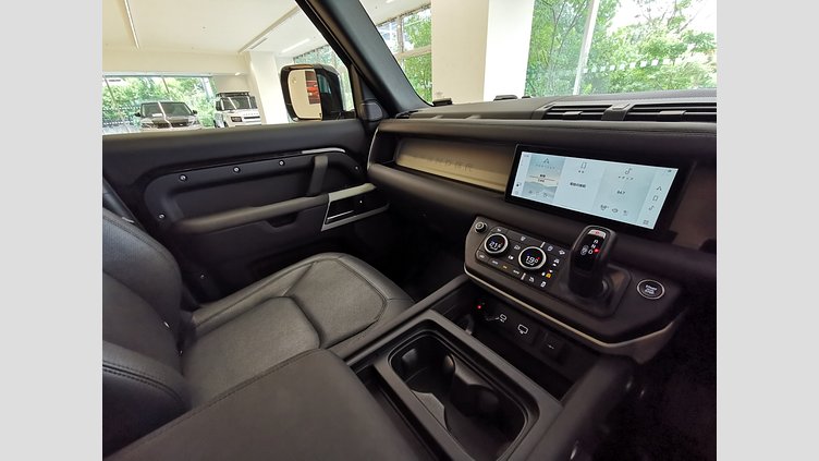 2024 認定中古車 Land Rover Defender 110 サントリーニブラック P300 AWD（AT） SE