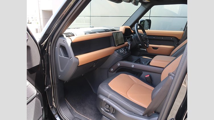 2024 認定中古車 Land Rover Defender 110 サントリーニブラック D300 AWD（AT） X-DYNAMIC HSE