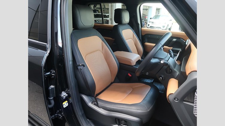 2024 認定中古車 Land Rover Defender 110 サントリーニブラック D300 AWD（AT） X-DYNAMIC HSE