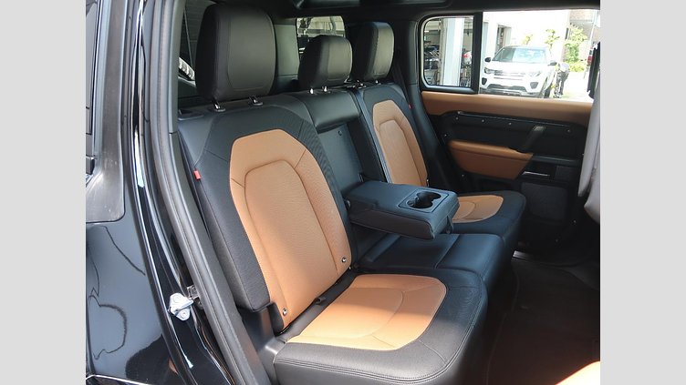 2024 認定中古車 Land Rover Defender 110 サントリーニブラック D300 AWD（AT） X-DYNAMIC HSE