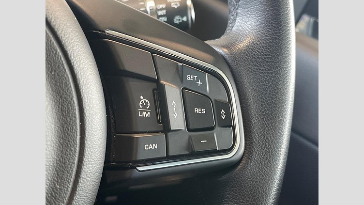 2019 認定中古車 Jaguar E-Pace フジホワイト P200 オートマチック全輪駆動 ベースグレード