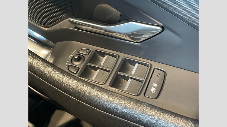 2019 認定中古車 Jaguar E-Pace フジホワイト P200 オートマチック全輪駆動 ベースグレード
