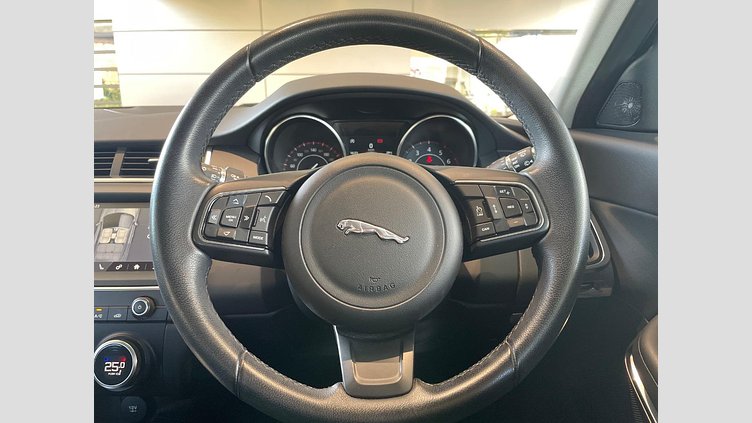 2019 認定中古車 Jaguar E-Pace フジホワイト P200 オートマチック全輪駆動 ベースグレード