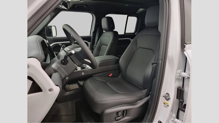 2025 Rabljena vozila Land Rover Defender 110 Fuji White D250 AWD AUTOMATIC MHEV X-DYNAMIC SE 