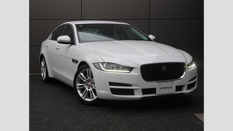 2017 認定中古車 Jaguar XE Fuji White 180PS ピュア