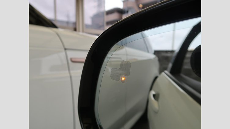 2017 認定中古車 Jaguar XE Fuji White 180PS ピュア