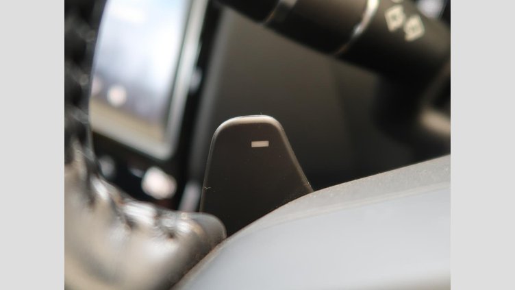 2017 認定中古車 Jaguar XE Fuji White 180PS ピュア