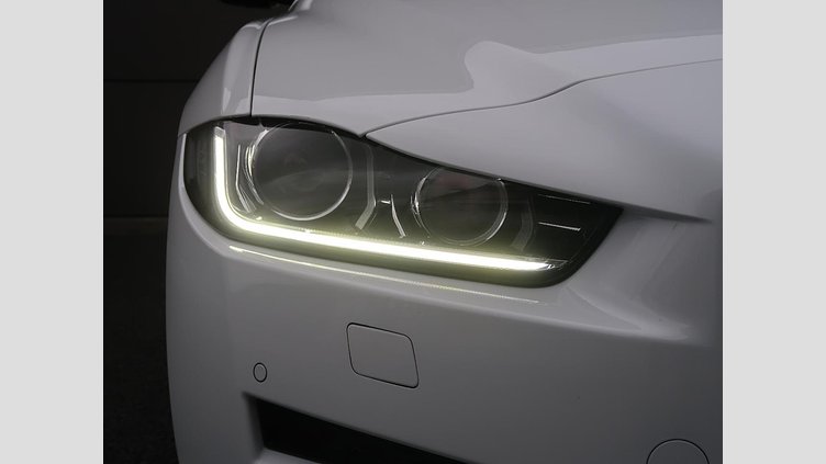 2017 認定中古車 Jaguar XE Fuji White 180PS ピュア