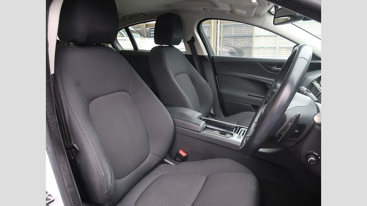 2017 認定中古車 Jaguar XE Fuji White 180PS ピュア