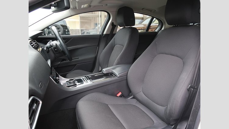 2017 認定中古車 Jaguar XE Fuji White 180PS ピュア