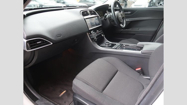 2017 認定中古車 Jaguar XE Fuji White 180PS ピュア