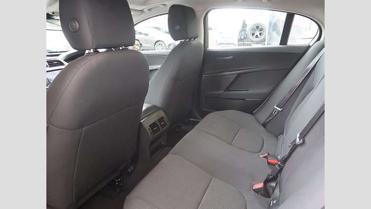 2017 認定中古車 Jaguar XE Fuji White 180PS ピュア