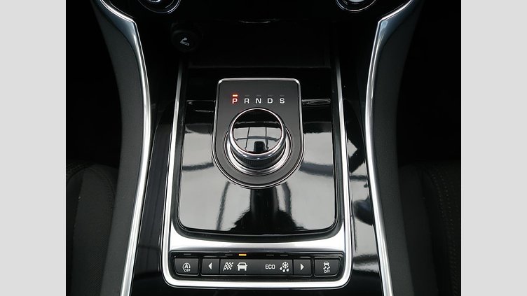 2017 認定中古車 Jaguar XE Fuji White 180PS ピュア