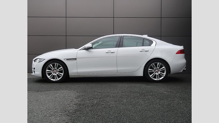 2017 認定中古車 Jaguar XE Fuji White 180PS ピュア
