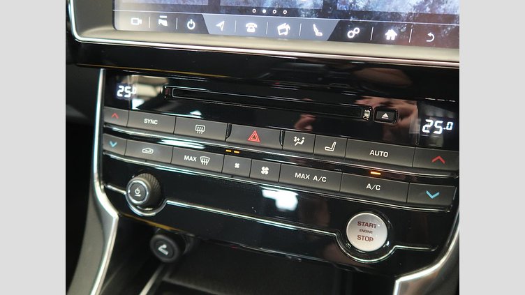 2017 認定中古車 Jaguar XE Fuji White 180PS ピュア