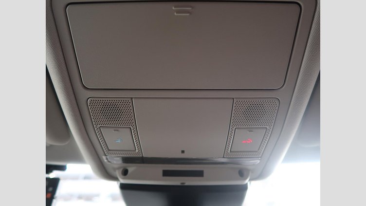 2017 認定中古車 Jaguar XE Fuji White 180PS ピュア