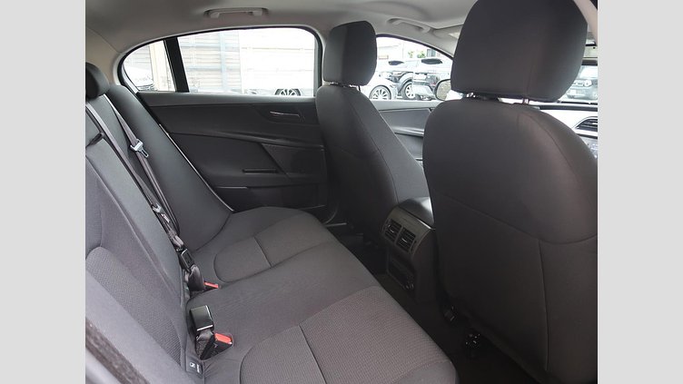 2017 認定中古車 Jaguar XE Fuji White 180PS ピュア