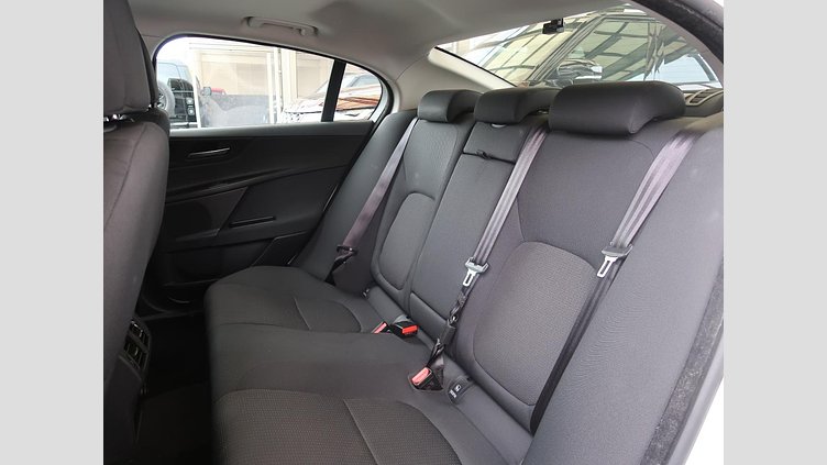 2017 認定中古車 Jaguar XE Fuji White 180PS ピュア