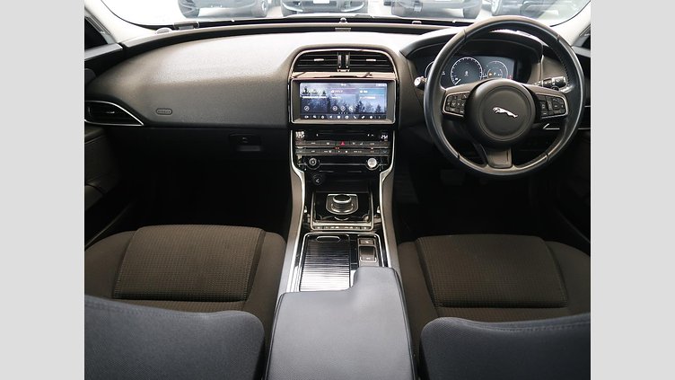 2017 認定中古車 Jaguar XE Fuji White 180PS ピュア