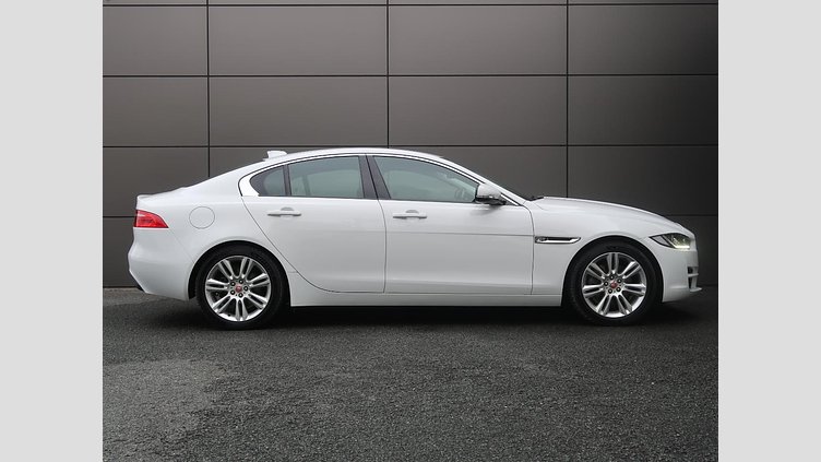 2017 認定中古車 Jaguar XE Fuji White 180PS ピュア