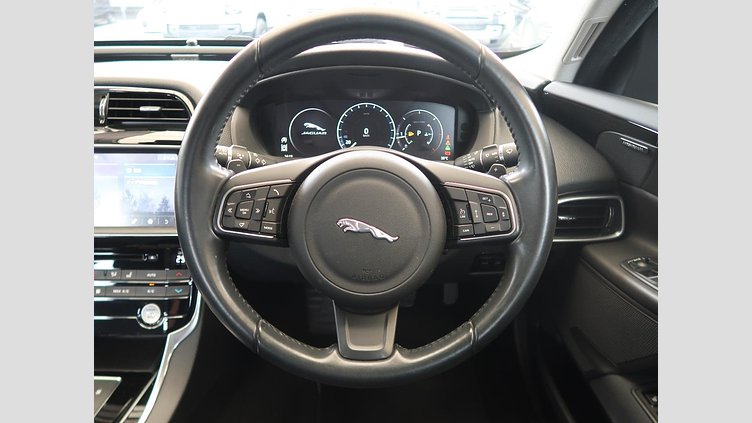 2017 認定中古車 Jaguar XE Fuji White 180PS ピュア