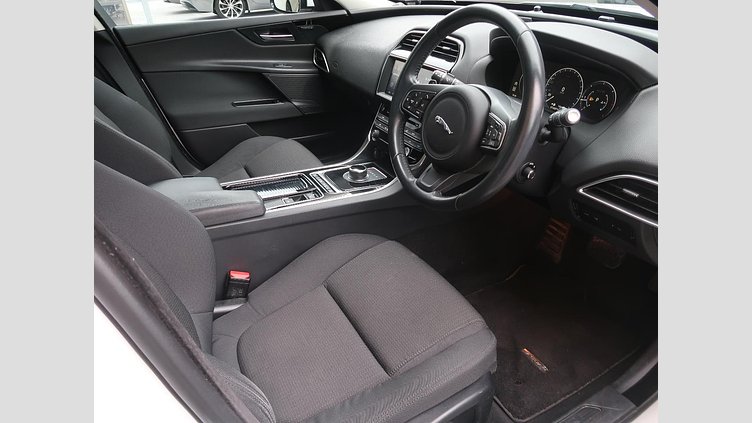 2017 認定中古車 Jaguar XE Fuji White 180PS ピュア