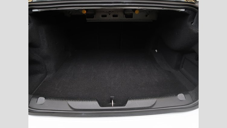 2017 認定中古車 Jaguar XE Fuji White 180PS ピュア