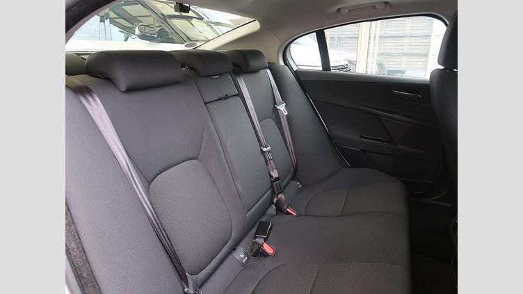2017 認定中古車 Jaguar XE Fuji White 180PS ピュア