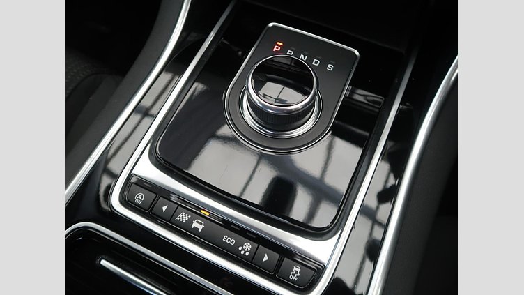 2017 認定中古車 Jaguar XE Fuji White 180PS ピュア