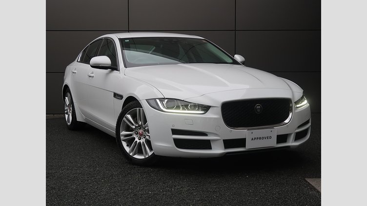 2017 認定中古車 Jaguar XE Fuji White 180PS ピュア