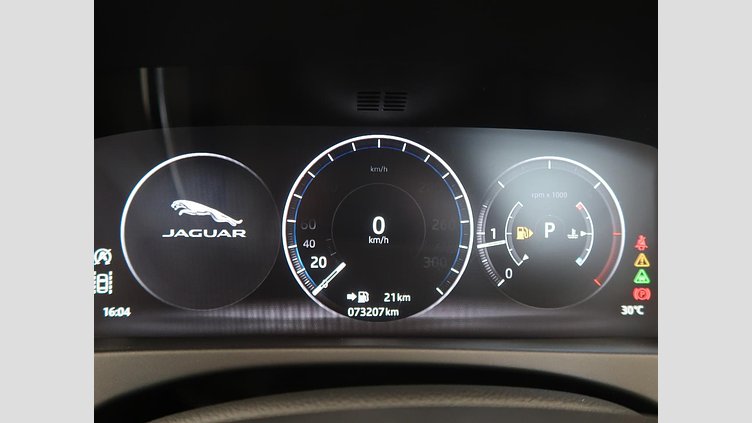2017 認定中古車 Jaguar XE Fuji White 180PS ピュア