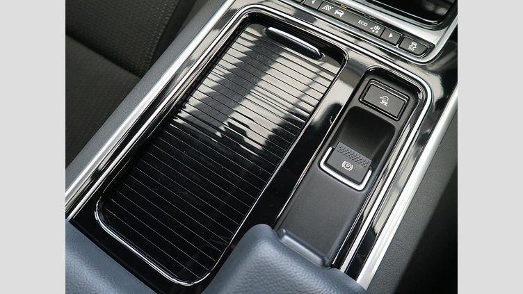 2017 認定中古車 Jaguar XE Fuji White 180PS ピュア