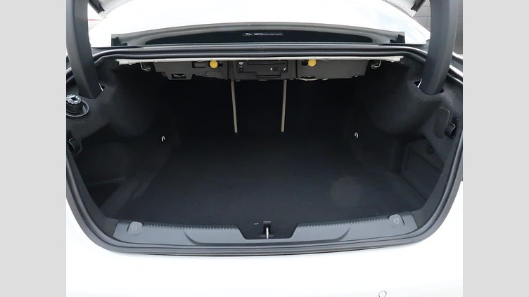 2015 認定中古車 Jaguar XE Fuji White 2.0L i4 180 ターボチャージドディーゼル PRESTIGE