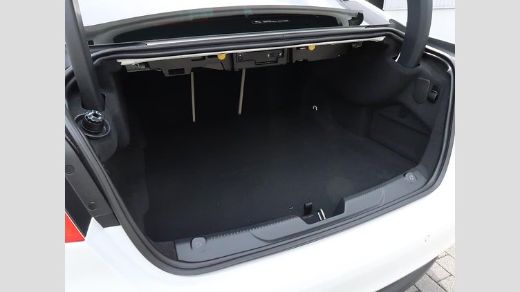 2015 認定中古車 Jaguar XE Fuji White 2.0L i4 180 ターボチャージドディーゼル PRESTIGE