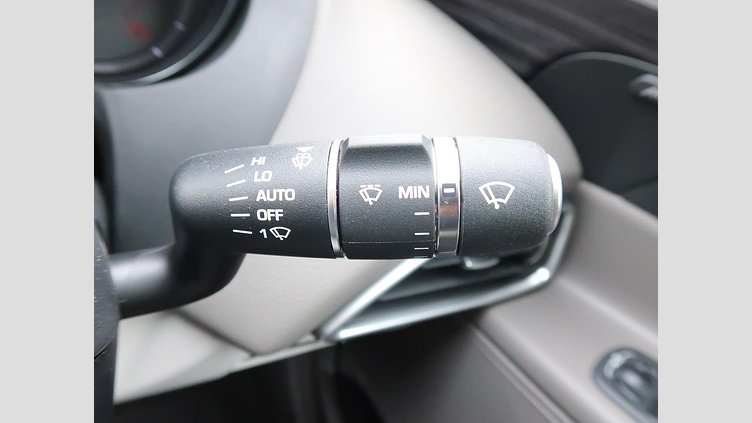 2015 認定中古車 Jaguar XE Fuji White 2.0L i4 180 ターボチャージドディーゼル PRESTIGE