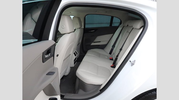 2015 認定中古車 Jaguar XE Fuji White 2.0L i4 180 ターボチャージドディーゼル PRESTIGE