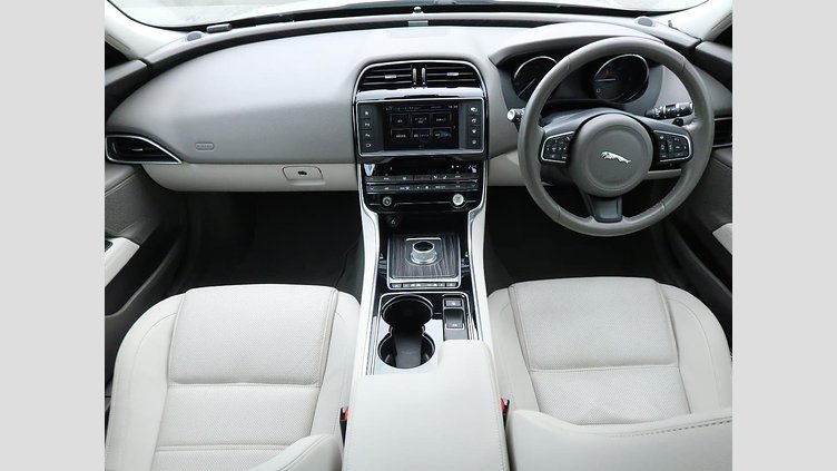 2015 認定中古車 Jaguar XE Fuji White 2.0L i4 180 ターボチャージドディーゼル PRESTIGE
