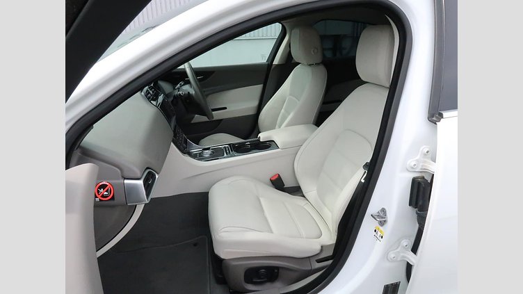2015 認定中古車 Jaguar XE Fuji White 2.0L i4 180 ターボチャージドディーゼル PRESTIGE
