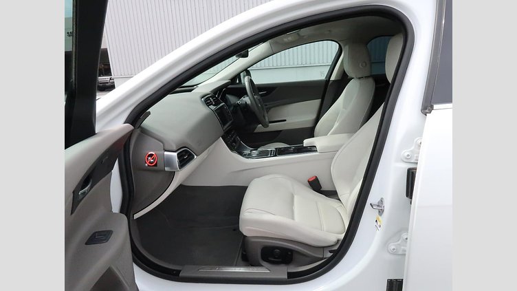2015 認定中古車 Jaguar XE Fuji White 2.0L i4 180 ターボチャージドディーゼル PRESTIGE