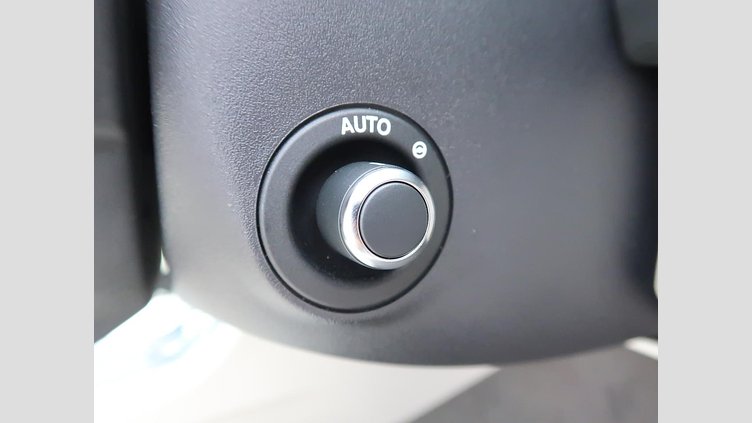 2015 認定中古車 Jaguar XE Fuji White 2.0L i4 180 ターボチャージドディーゼル PRESTIGE